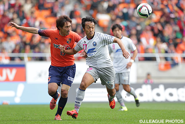 激しいボールの奪い合いを見せる西口　諒（長野）と鈴木　崇文（町田）【明治安田Ｊ３ 第39節 長野vs町田】（6/10）