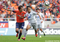 激しいボールの奪い合いを見せる西口　諒（長野）と鈴木　崇文（町田）【明治安田Ｊ３ 第39節 長野vs町田】（6/10）