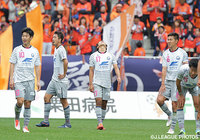  タイムアップの笛が鳴り、悔しさをにじませる町田の選手たち【明治安田Ｊ３ 第39節 長野vs町田】（9/10）