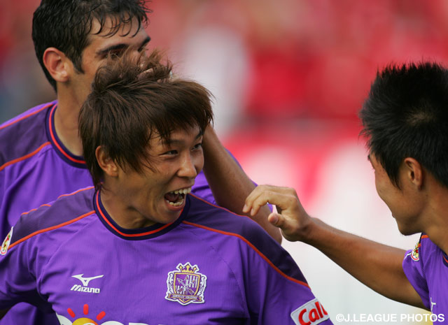 05年の浦和戦で初のハットトリックを達成。この年は日本人の最多得点者に（2005年9月18日）【佐藤　寿人 158の軌跡】