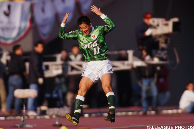 先制ゴールを奪った三浦が歓喜を爆発させる（第1戦）【王者の系譜 1993年 Ｖ川崎】