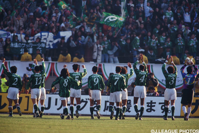 勝利を収め、観衆の声援に応えるＶ川崎の選手たち（第1戦）【王者の系譜 1993年 Ｖ川崎】