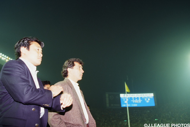 戦況を見守るＶ川崎の松木監督とネルシーニョコーチ（第2戦）【王者の系譜 1994年 Ｖ川崎】