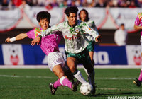 激しい競り合いの中、攻め込むビスマルク（第1戦）【王者の系譜 1994年 Ｖ川崎】