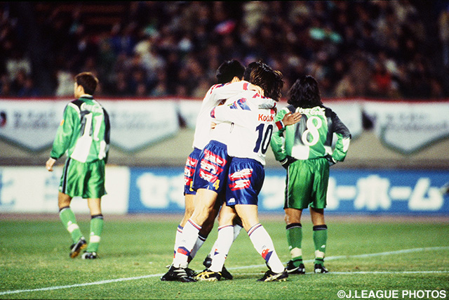 井原のゴールを祝福する小村と山田（第2戦）【王者の系譜 1995年 横浜Ｍ】