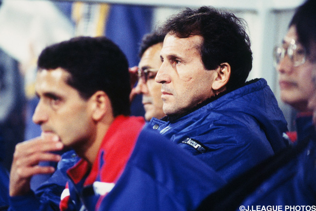 真剣な面持ちで戦況を見つめるジーコ【王者の系譜 1996年 鹿島】