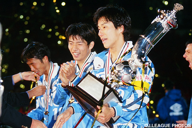 満面の笑みを浮かべる中山（右）と服部（左）（第2戦）【王者の系譜 1997年 磐田】