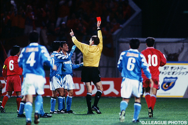 両チーム退場者を出す荒れた展開に（第2戦）【王者の系譜 1997年 磐田】