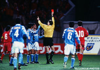 両チーム退場者を出す荒れた展開に（第2戦）【王者の系譜 1997年 磐田】