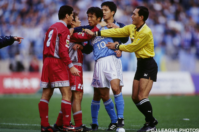昨年の再戦ということもあり、両者ヒートアップする展開に（第1戦）【王者の系譜 1998年 鹿島】