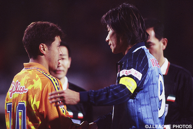 史上初となったPK決戦を前に、健闘を称えあう中山（右）と澤登（左）（第2戦）【王者の系譜 1999年 磐田】