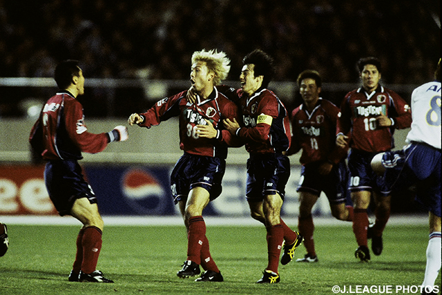 貴重な先制点をマークした鈴木（#30）（第2戦）【王者の系譜 2000年 鹿島】