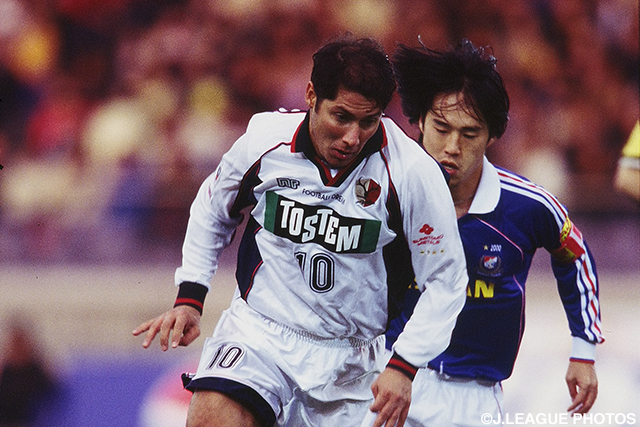 ＣＳの戦い方を知るビスマルクの前に、横浜FM守備陣が立ちはだかる（第1戦）【王者の系譜 2000年 鹿島】