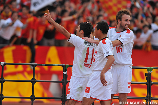 サポーターの前で喜びを爆発させる玉田【王者の系譜 2010年 名古屋】