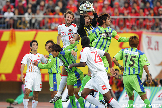 ゴール前では激しい空中戦が繰り広げられた【王者の系譜 2010年 名古屋】