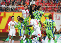 ゴール前では激しい空中戦が繰り広げられた【王者の系譜 2010年 名古屋】