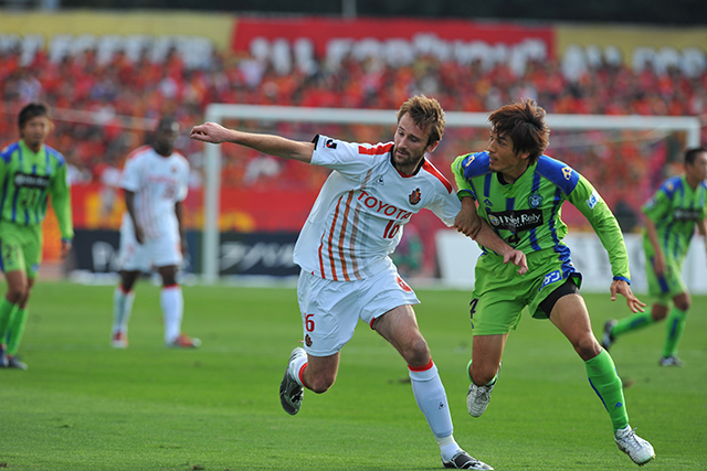 激しいマッチアップを繰り広げるケネディ【王者の系譜 2010年 名古屋】