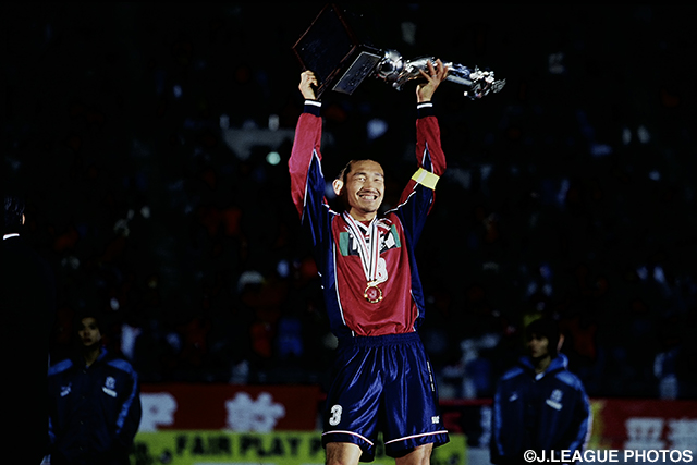 2連覇を達成し、秋田はこれ以上ない笑顔をみせた（第2戦）【王者の系譜 2001年 鹿島】