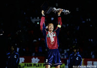 2連覇を達成し、秋田はこれ以上ない笑顔をみせた（第2戦）【王者の系譜 2001年 鹿島】