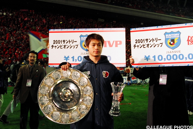 鹿島を優勝へ導いた小笠原はMVPに選出された（第2戦）【王者の系譜 2001年 鹿島】