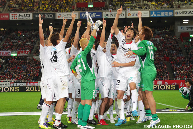 シャーレを高々と掲げ歓喜する柏の選手たち【王者の系譜 2011年 柏】