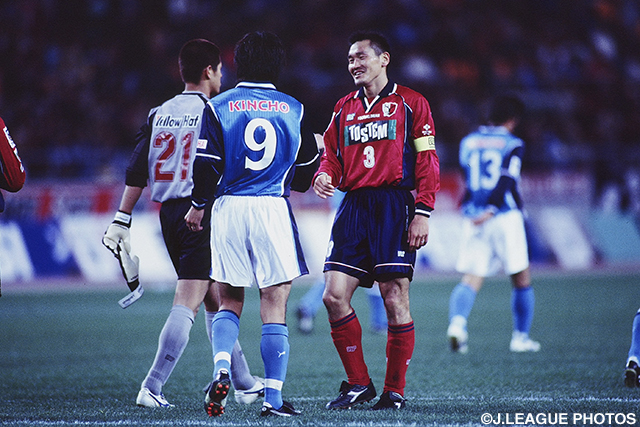 引き分けに終わり、健闘を称えあう中山（左）と秋田（右）（第1戦）【王者の系譜 2001年 鹿島】