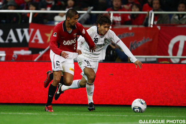パワフルな突破で浦和守備陣を翻弄する田中【王者の系譜 2011年 柏】