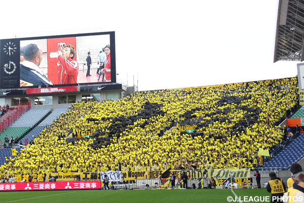 アウェイのスタジアムに駆けつけた柏サポーター【王者の系譜 2011年 柏】