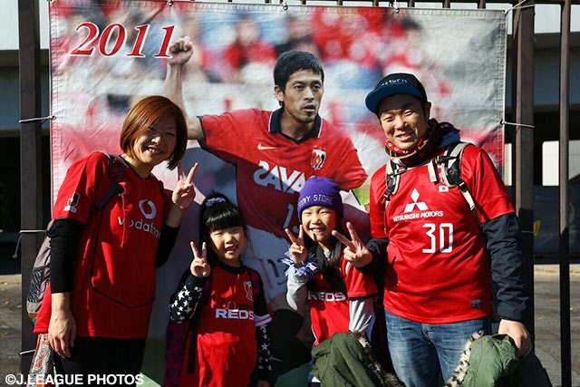 親子で応援に駆け付けた浦和のファン・サポーター【明治安田ＣＳ 準決勝 浦和vsＧ大阪】（2/15）