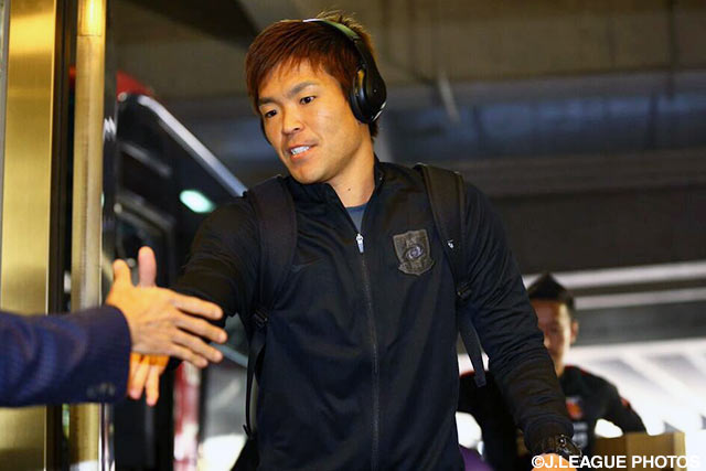 スタッフと握手を交わして会場入りする西川　周作（浦和）【明治安田ＣＳ 準決勝 浦和vsＧ大阪】（4/15）