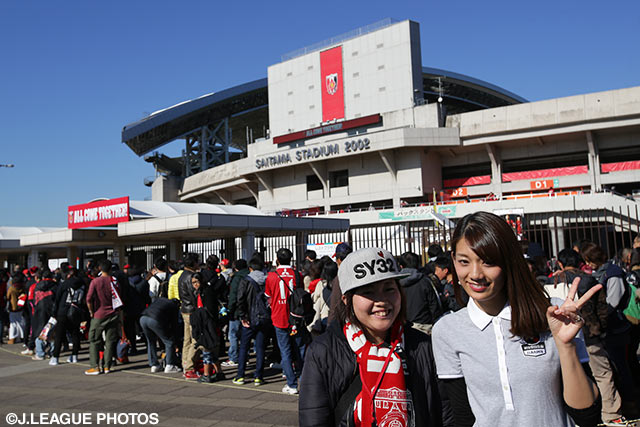 浦和のファン・サポーターと記念撮影をする佐藤美希さん【明治安田ＣＳ 準決勝 浦和vsＧ大阪】