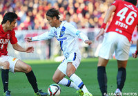 得意のドリブルで相手DFを翻弄し、シュートを放った宇佐美　貴史（Ｇ大阪）【明治安田ＣＳ 準決勝 浦和vsＧ大阪】（8/15）