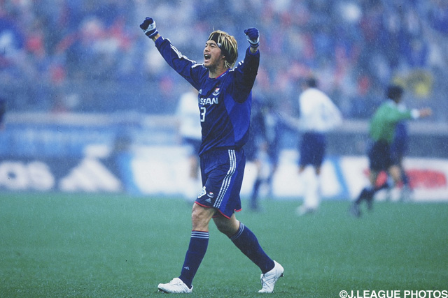 2ndステージを制覇し、喜びを爆発させる松田【王者の系譜 2003年 横浜FM】