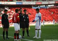 コイントスを行う山田（左）と山口（右）の両キャプテン【王者の系譜 2006年 浦和】