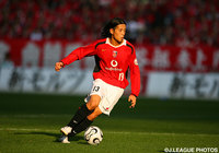 中盤でドリブルを仕掛ける鈴木【王者の系譜 2006年 浦和】