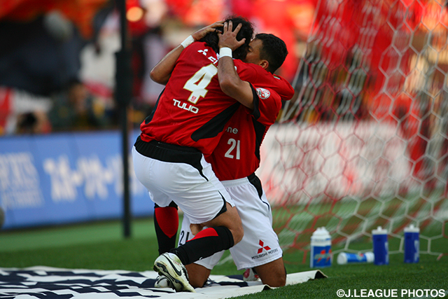 ワシントンのゴールを祝福する闘莉王 【王者の系譜 2006年 浦和】