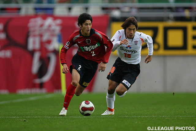 ドリブルで攻め込みチャンスを伺う内田。【王者の系譜 2007年 鹿島】