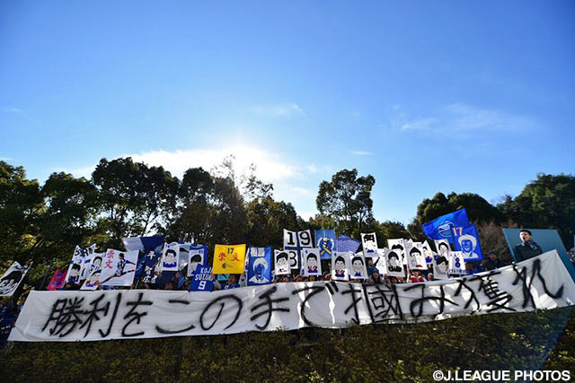 選手を鼓舞するフラッグと横断幕を掲げる町田のファン・サポーター【Ｊ２・Ｊ３入れ替え戦 第1戦 町田vs大分】（2/15）