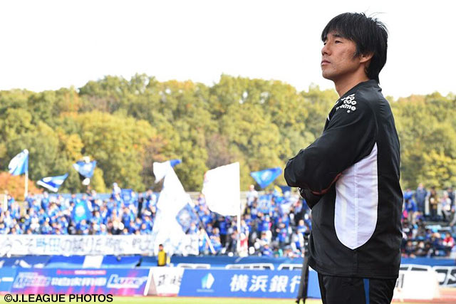 ウォーミングアップを見守る相馬　直樹監督（町田）【Ｊ２・Ｊ３入れ替え戦 第1戦 町田vs大分】（5/15）