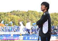 ウォーミングアップを見守る相馬　直樹監督（町田）【Ｊ２・Ｊ３入れ替え戦 第1戦 町田vs大分】（5/15）