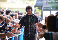 福岡の最前線で起点となるウェリントンが会場に到着【Ｊ１昇格プレーオフ 準決勝 福岡vs長崎】（3/15）