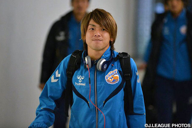 会場入りする長崎の攻撃のキーマン、梶川　諒太【Ｊ１昇格プレーオフ 準決勝 福岡vs長崎】（4/15）