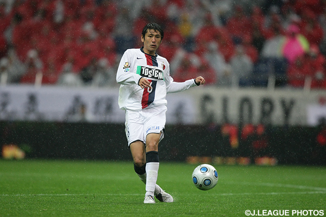 中盤でパスを供給する中田。【王者の系譜 2009年 鹿島】