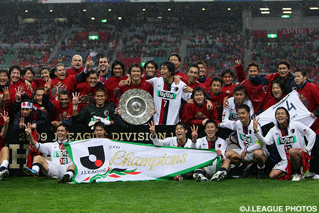 最終節まで縺れ込んだシーズンを制し3連覇を達成した鹿島。【王者の系譜 2009年 鹿島】
