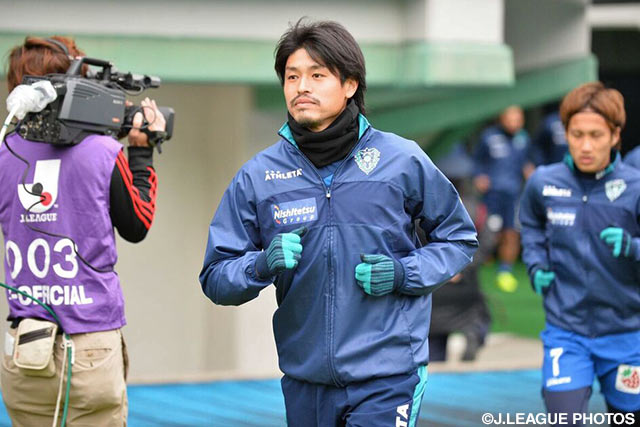 ウォーミングアップに向かう福岡の大黒柱、城後　寿【Ｊ１昇格プレーオフ 準決勝 福岡vs長崎】（5/15）