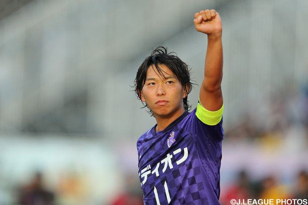 3点目を決め、高々とガッツポーズする佐藤【王者の系譜 2012年 広島】