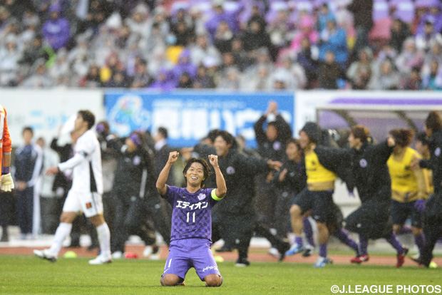 優勝決定の瞬間、佐藤には戦い抜いた安堵感が【王者の系譜 2012年 広島】
