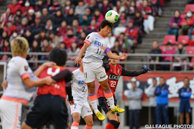 クロスに反応した佐藤が惜しいヘッドを放つも…【王者の系譜 2013年 広島】
