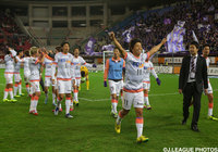 横浜FMの敗戦の報を知り歓喜を爆発させる選手たち【王者の系譜 2013年 広島】