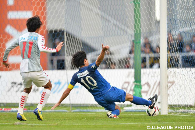 城後　寿（福岡）の一撃はポストを叩いて惜しくも得点ならず【Ｊ１昇格プレーオフ 準決勝 福岡vs長崎】（7/15）